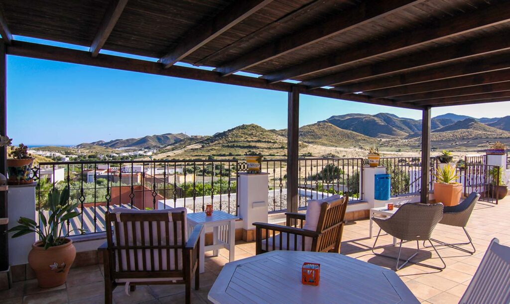 Terraza-con-vista-al-mar-del-hotel-palmitos-en-cabo-de-gata