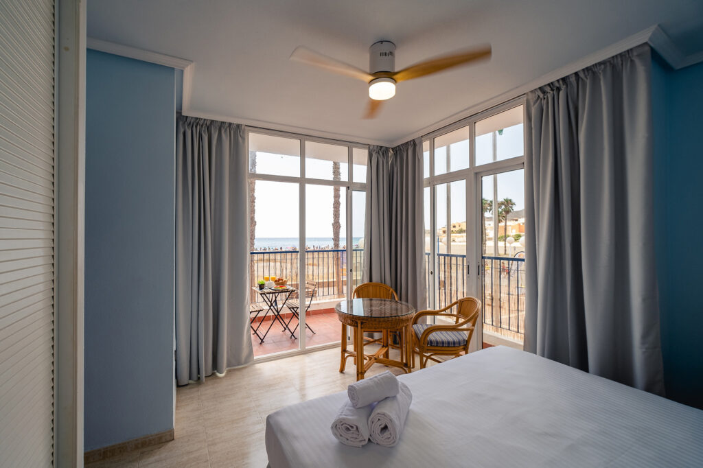 julio-2022-foto-desayuno-suite-con-balcon